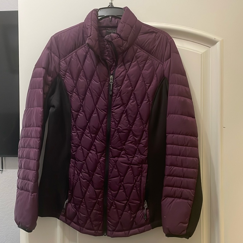 32 HEAT, size M burgundy color jacket. Perfect for rain and cold weather